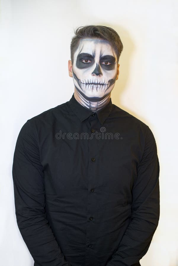 Hombre En El Maquillaje Halloween Dibujo De Un Vampiro, Esqueleto En Su  Cara Foto Del Primer Foto de archivo - Imagen de individuo, persona:  117116532