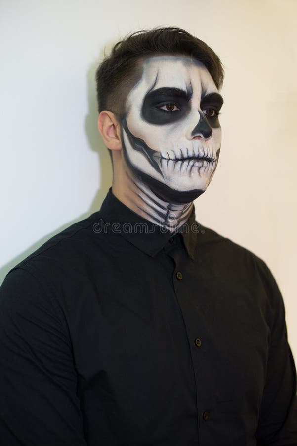 Hombre En El Maquillaje Halloween Dibujo De Un Vampiro, Esqueleto En Su  Cara Foto Del Primer Imagen de archivo - Imagen de adolescente, halloween:  117116637