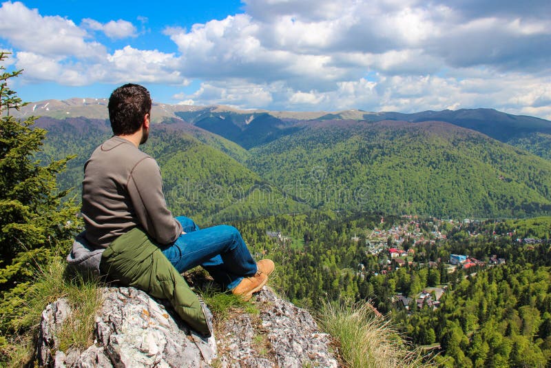 Hombre en el top de la montaña imágenes de archivo libres de regalías Hombre en el top de la montaña imágenes de archivo libres de regalías