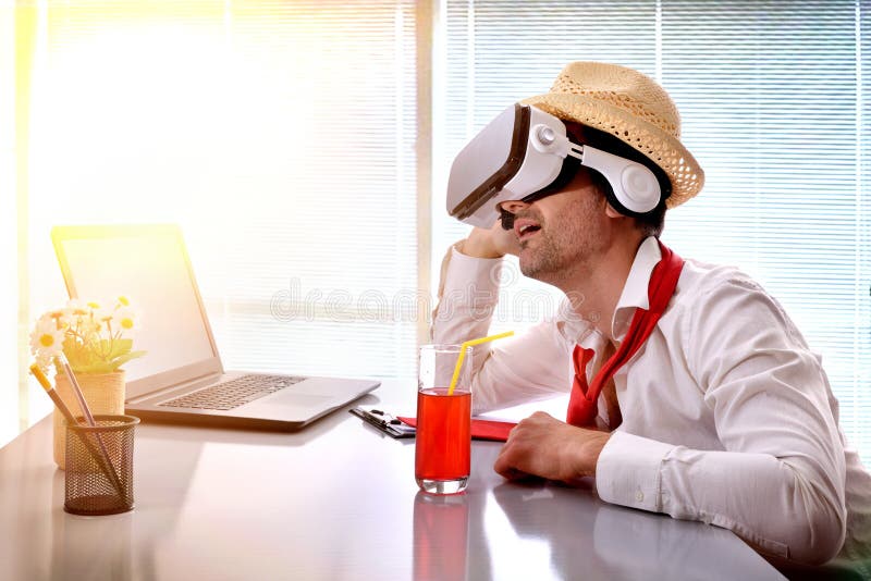 Hombre en el trabajo que se imagina sus vacaciones con los vidrios del vr fotos de archivo libres de regalías Hombre en el trabajo que se imagina sus vacaciones con los vidrios del vr fotos de archivo libres de regalías