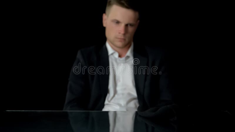 Hombre en el traje que mira el pasamontañas, preparándose para confiar el crimen, doubtfulness fotografía de archivo Hombre en el traje que mira el pasamontañas, preparándose para confiar el crimen, doubtfulness fotografía de archivo