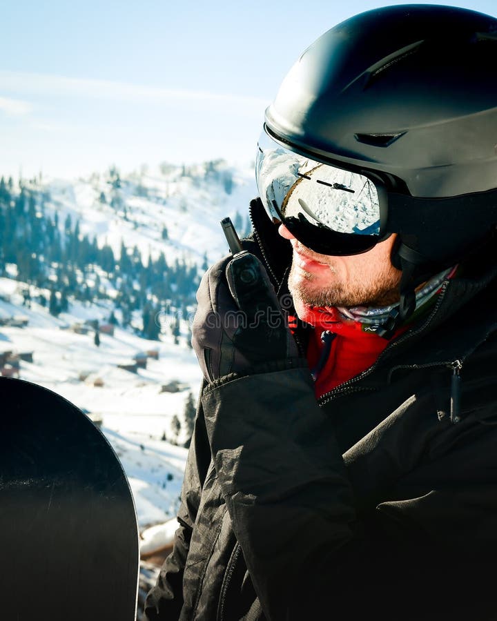 Hombre En Equipo De Esquí Con Gafas De Seguridad. Aventura Para El