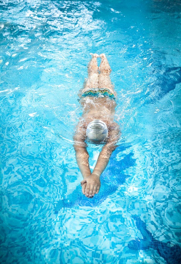 Hombre En Gafas Que Nada Debajo Del Agua En La Piscina Foto de archivo -  Imagen de movimiento, exterior: 45828420