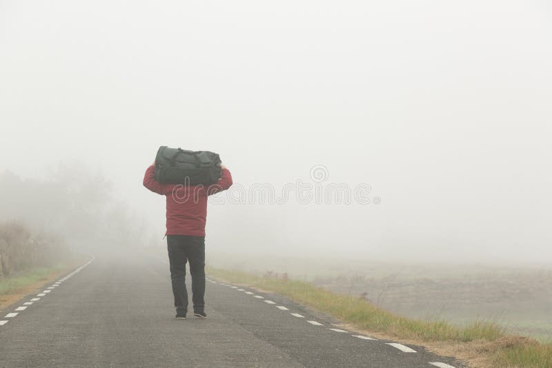 Hombre En Jeans Y Mackintosh En El Camino De La Niebla Con Maleta ...