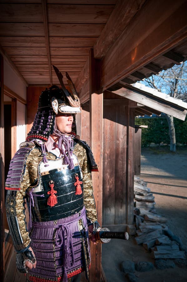 Hombre En La Armadura Del Que Sostiene La Espada De Katana Japonés Foto de archivo editorial - Imagen de samurai, warlord: