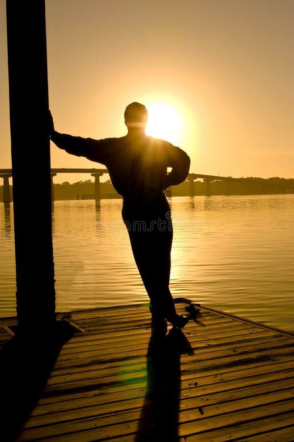 Hombre en la contemplación, puesta del sol imagenes de archivo Hombre en la contemplación, puesta del sol imagenes de archivo
