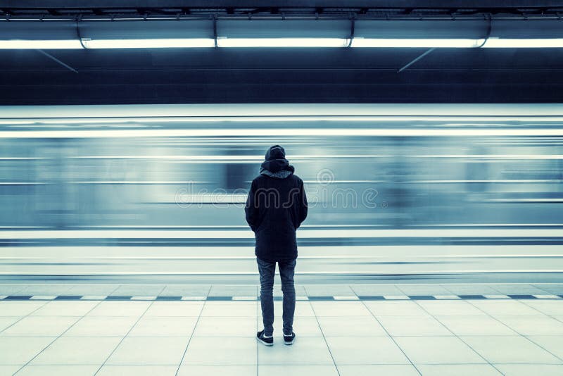 Hombre en la estación de metro foto de archivo libre de regalías Hombre en la estación de metro foto de archivo libre de regalías