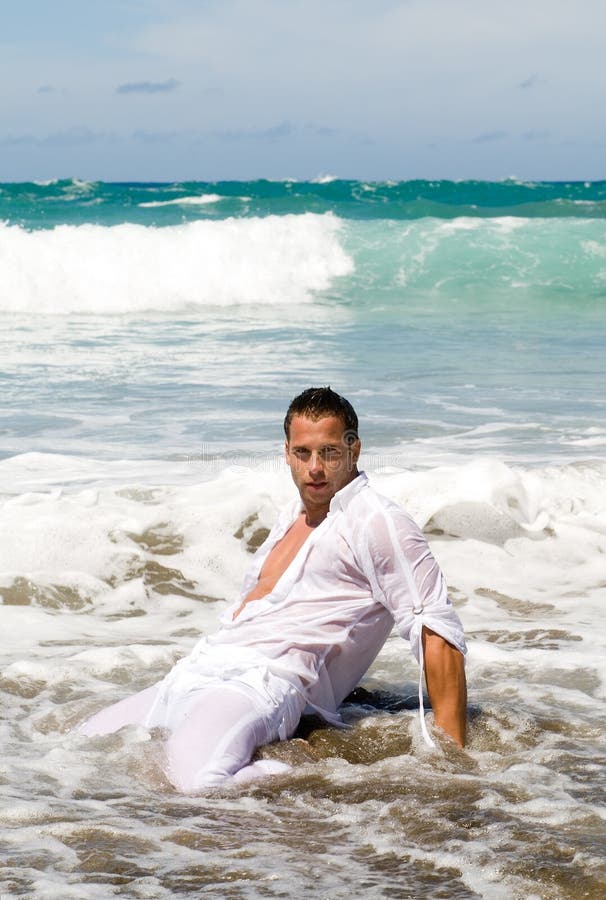 Hombre En La Ropa Blanca Que Desgasta De La Foto de archivo - Imagen de playa, hermoso: 5553318