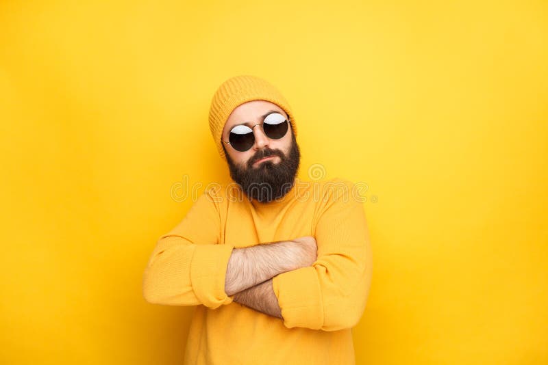 Hombre en las gafas de sol que sienten orgullosas imagen de archivo Hombre en las gafas de sol que sienten orgullosas imagen de archivo