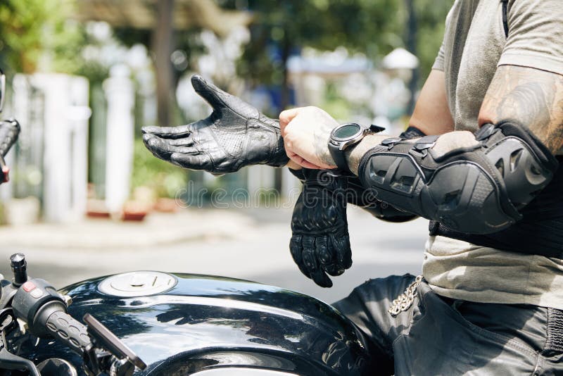 Hombre En Moto Ponerse Guantes De Cuero Foto de archivo - Imagen de  armadura, pista: 220655432