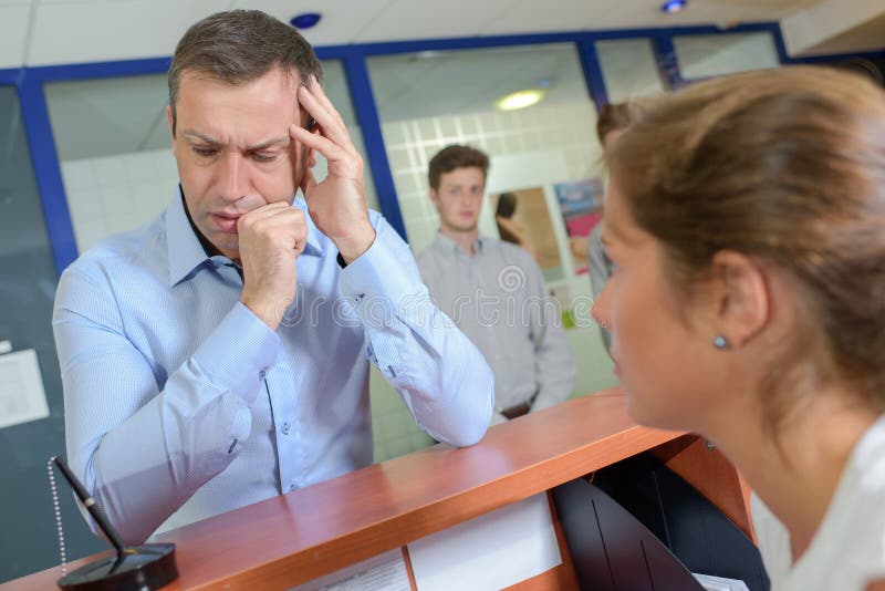 Hombre en recepción con dolor imagen de archivo libre de regalías