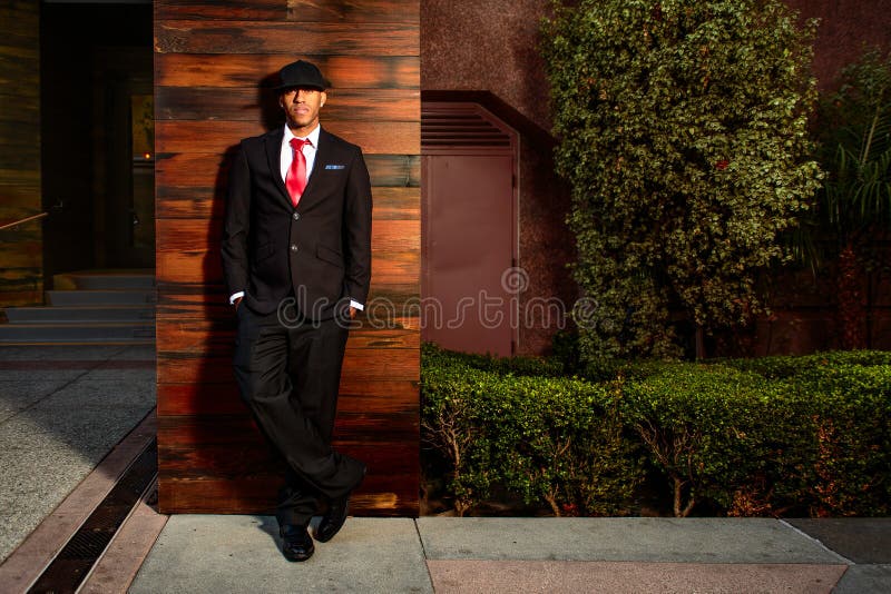 Hombre en traje en complejo de oficinas foto de archivo libre de regalías Hombre en traje en complejo de oficinas foto de archivo libre de regalías