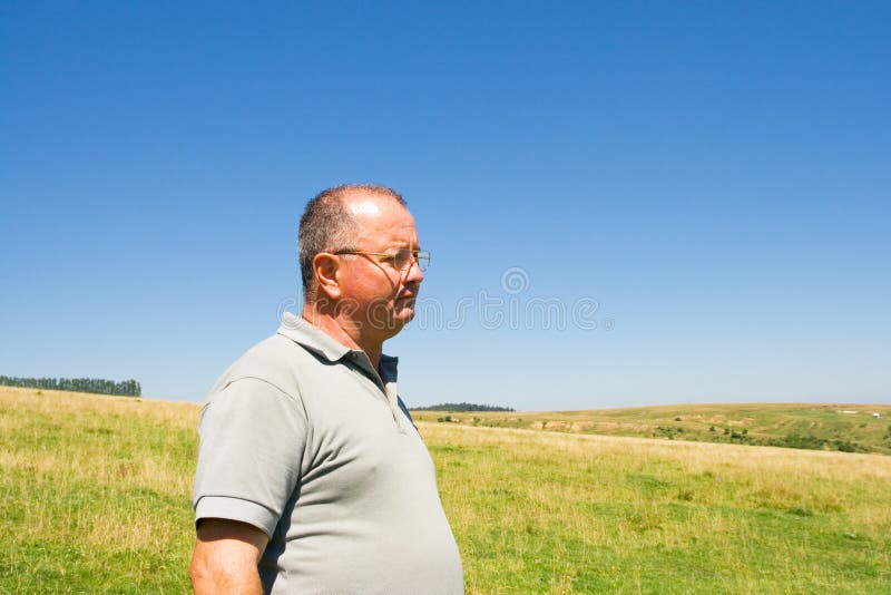Hombre en un campo fotos de archivo Hombre en un campo fotos de archivo