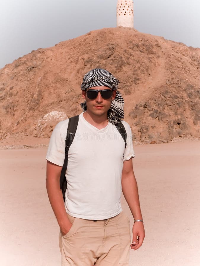 Hombre en un desierto foto de archivo. Imagen de atlético - 10177808