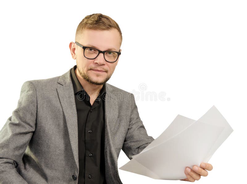 Hombre en vidrios y chaqueta con los documentos en su mano que sonríe para mirar la cámara aislada en el fondo blanco fotos de archivo libres de regalías Hombre en vidrios y chaqueta con los documentos en su mano que sonríe para mirar la cámara aislada en el fondo blanco fotos de archivo libres de regalías