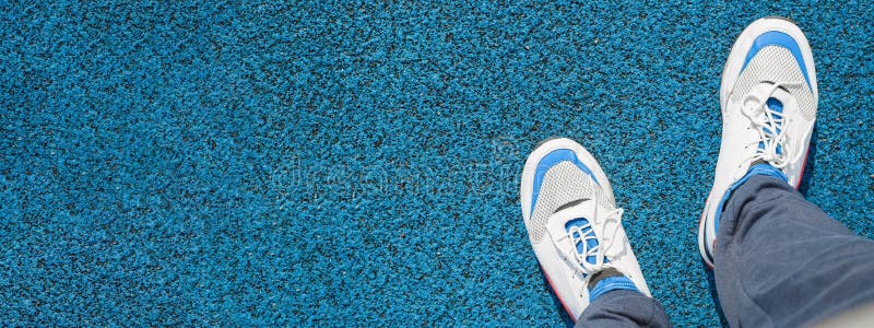 Hombre En Zapatillas Deportivas Para Correr De Pie En Un Recubrimiento Azul De Goma Fuera. Vista Superior De Primer Plano. Entrena Imagen de archivo - Imagen de grano: 217696485