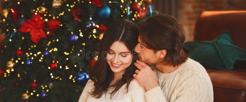 Hombre Enamorado Susurrando a Mujer Dulces Palabras En Nochebuena Foto de  archivo - Imagen de sincero, memoria: 164462572