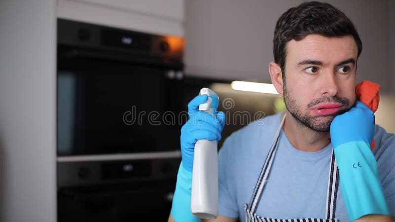 Hombre estresado limpiando su cocina