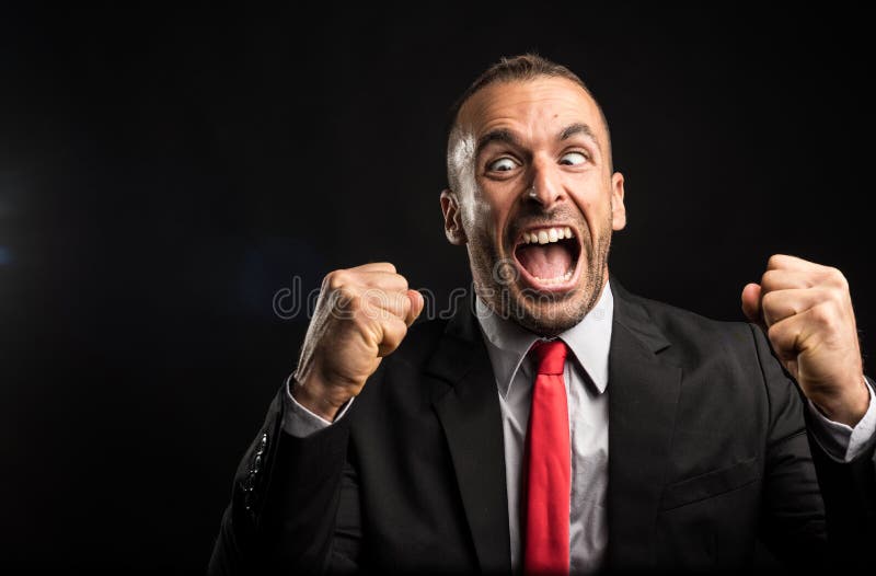 Hombre eufórico con traje celebrando algo imagen de archivo libre de regalías