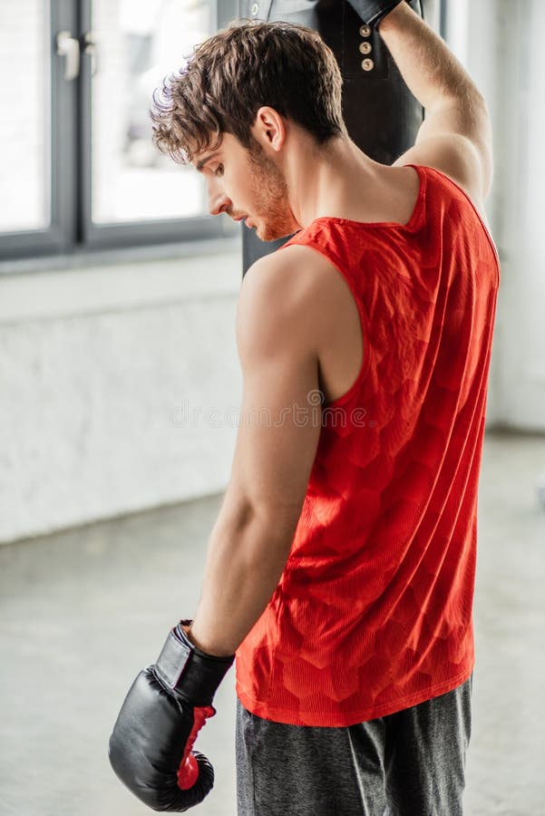 Hombre Exhausto En Ropa Deportiva Y Boxeo Imagen de archivo - Imagen de  cansado, ventanas: 190629481