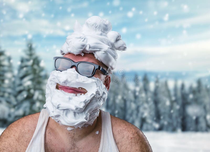Hombre extraño con afeitar espuma en su cara imagen de archivo libre de regalías Hombre extraño con afeitar espuma en su cara imagen de archivo libre de regalías