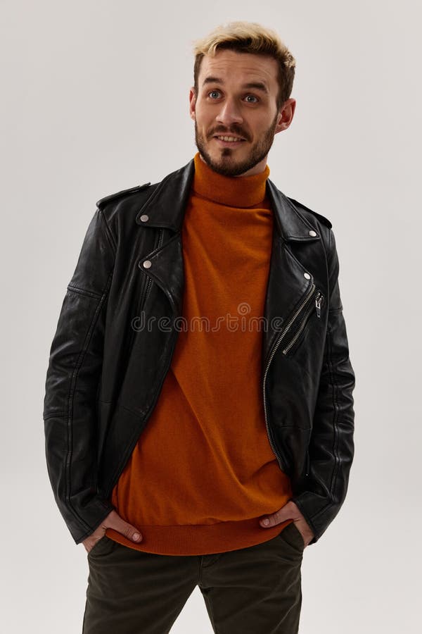 Hombre Feliz Con Barba Y Chaqueta De Cuero Modelo De Pantalones De Suéter  Naranja Imagen de archivo - Imagen de manera, individuo: 229403799