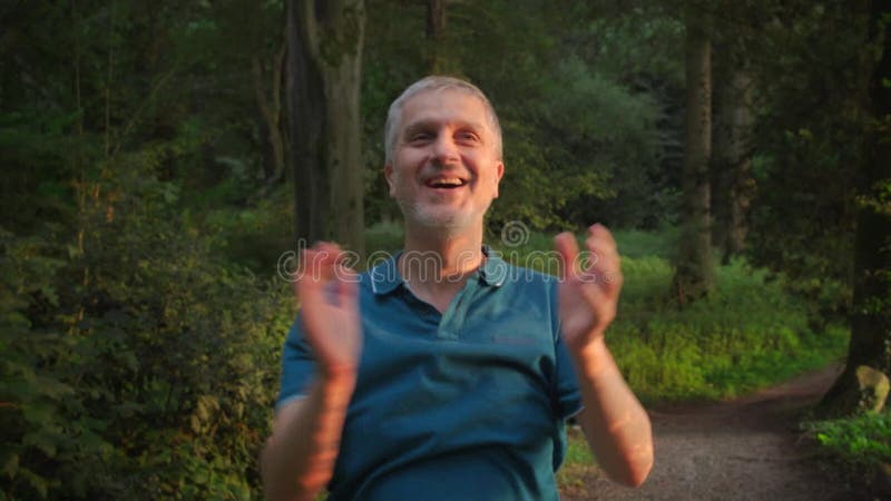Hombre feliz motivado agradeciendo al universo almacen de video