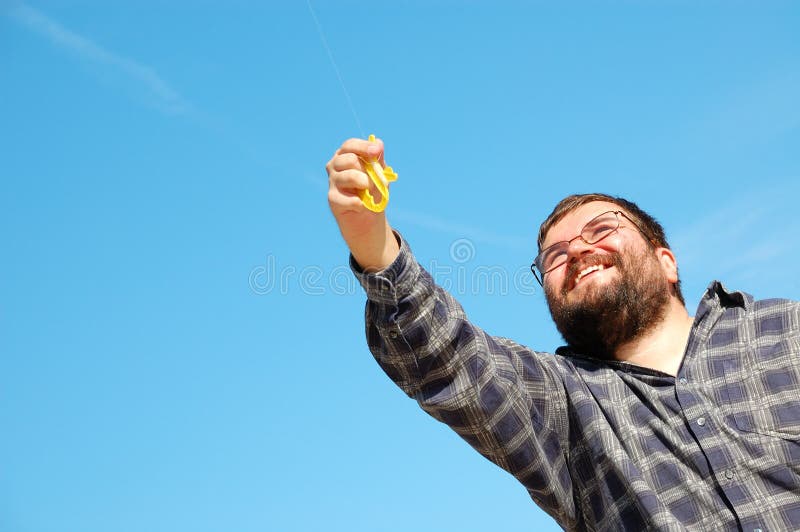 Hombre feliz que vuela una cometa imagen de archivo Hombre feliz que vuela una cometa imagen de archivo
