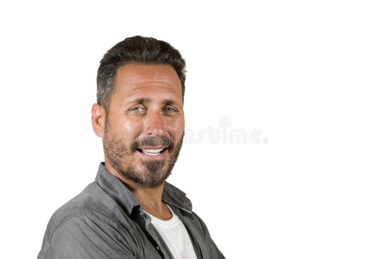 Hombre feliz y hermoso joven 40s con los ojos azules y barba en la camisa sport que presenta en la sonrisa fresca de la actitud a foto de archivo libre de regalías Hombre feliz y hermoso joven 40s con los ojos azules y barba en la camisa sport que presenta en la sonrisa fresca de la actitud a foto de archivo libre de regalías