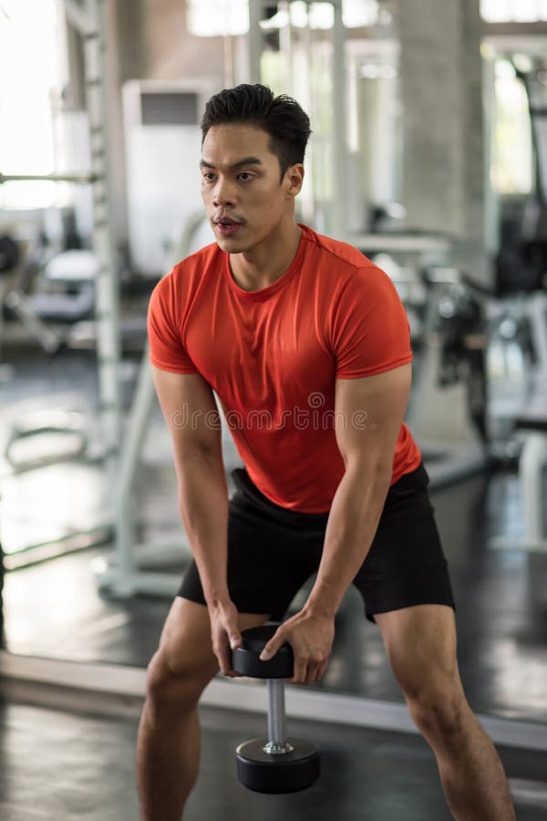 Hombre Haciendo Ejercicio Con Dumbbell En El Gimnasio. Foto De Un