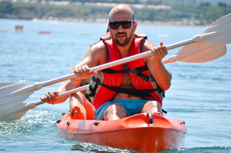Hombre fuerte hermoso kayaking foto de archivo libre de regalías Hombre fuerte hermoso kayaking foto de archivo libre de regalías