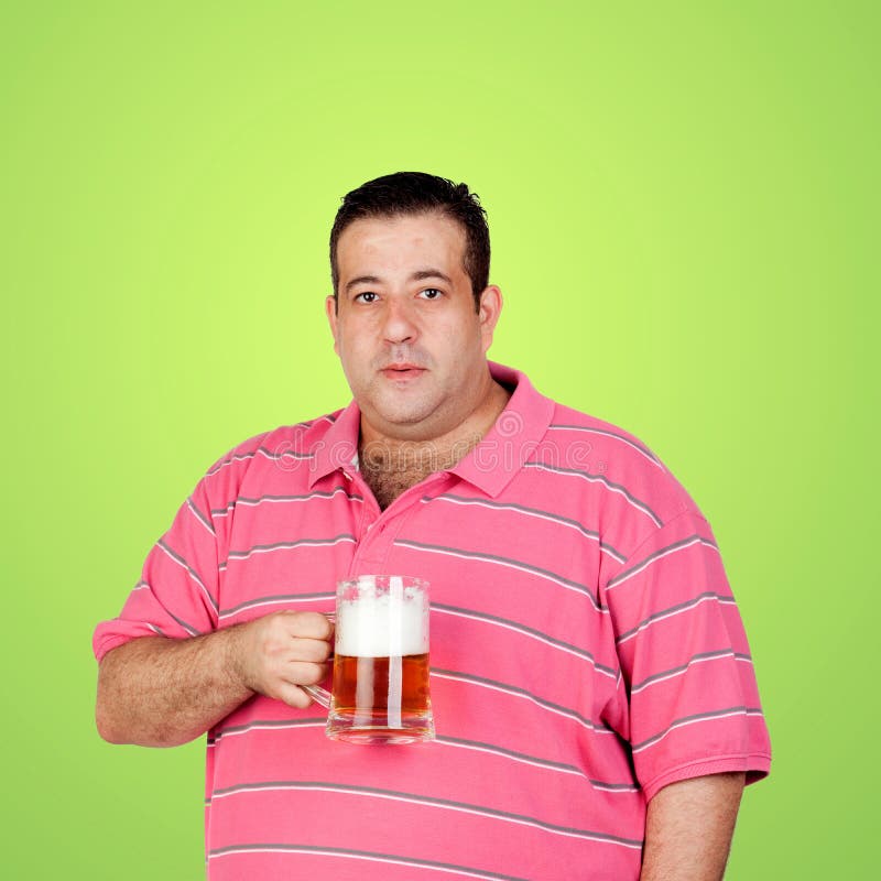 Hombre gordo feliz que bebe una cerveza imagen de archivo libre de regalías Hombre gordo feliz que bebe una cerveza imagen de archivo libre de regalías