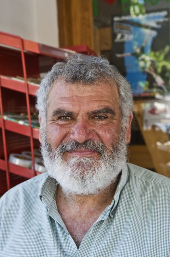 Hombre griego con la barba y el bigote imagen de archivo libre de regalías Hombre griego con la barba y el bigote imagen de archivo libre de regalías