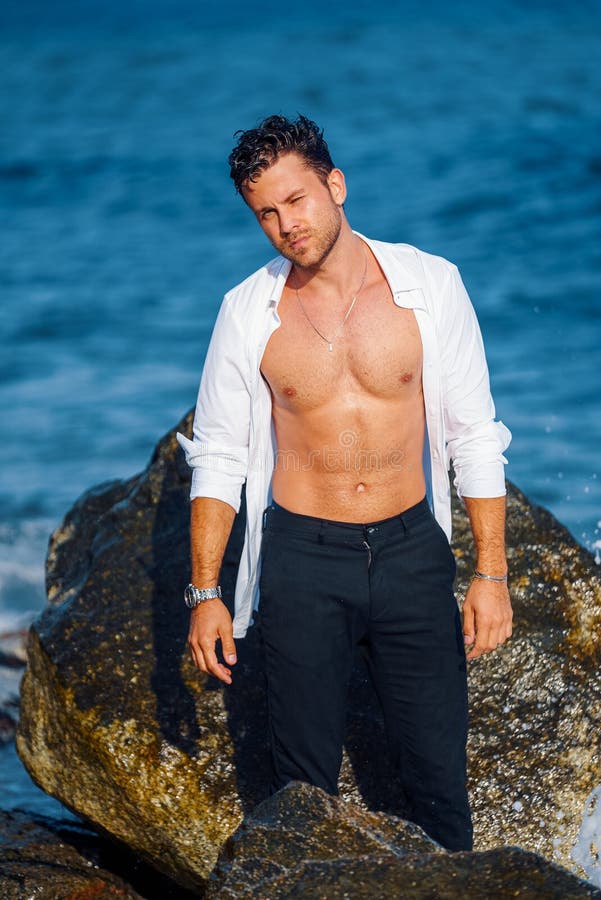 Hombre Con Camisa Blanca En Playa Imagen de archivo - Imagen de torso, playa: 230004919