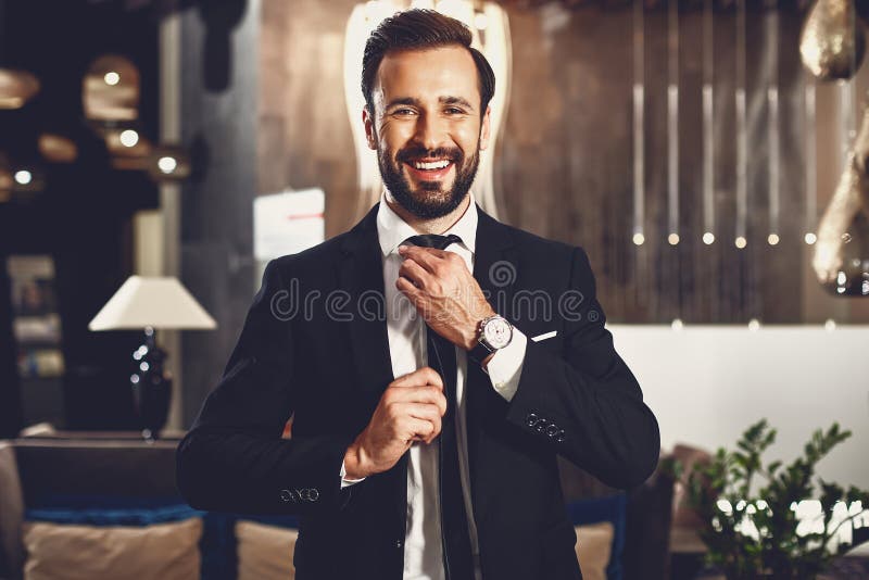 Hombre Guapo Preparándose Para La Cita Y Poniéndose Una Corbata Negra  Imagen de archivo - Imagen de elegante, positivo: 154917645