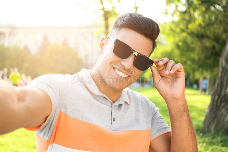Guapo Tomando Selfie Con Gafas De Sol Elegantes de - de fondo, resorte: 202548606