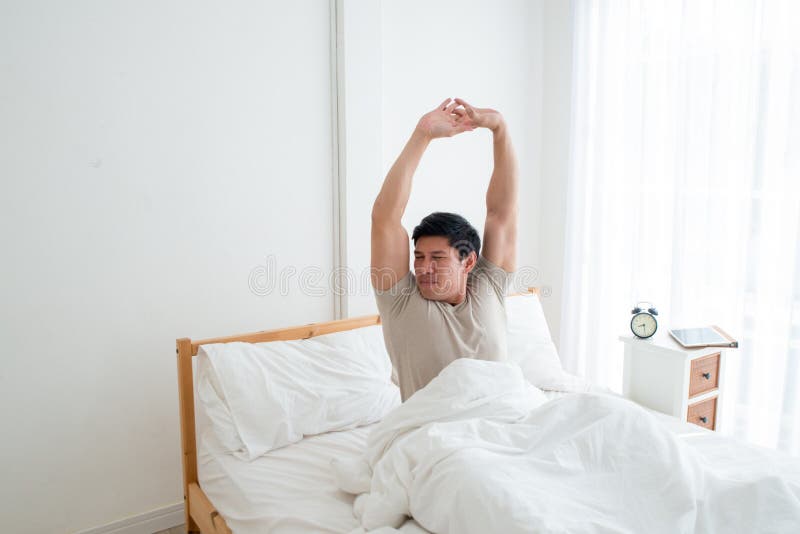 Hombre hermoso asiático que despierta en la madrugada imagen de archivo Hombre hermoso asiático que despierta en la madrugada imagen de archivo
