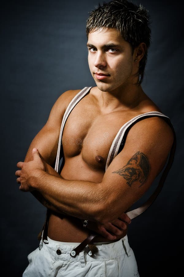 Hombre hermoso atractivo de moda muscular foto de archivo libre de regalías Hombre hermoso atractivo de moda muscular foto de archivo libre de regalías