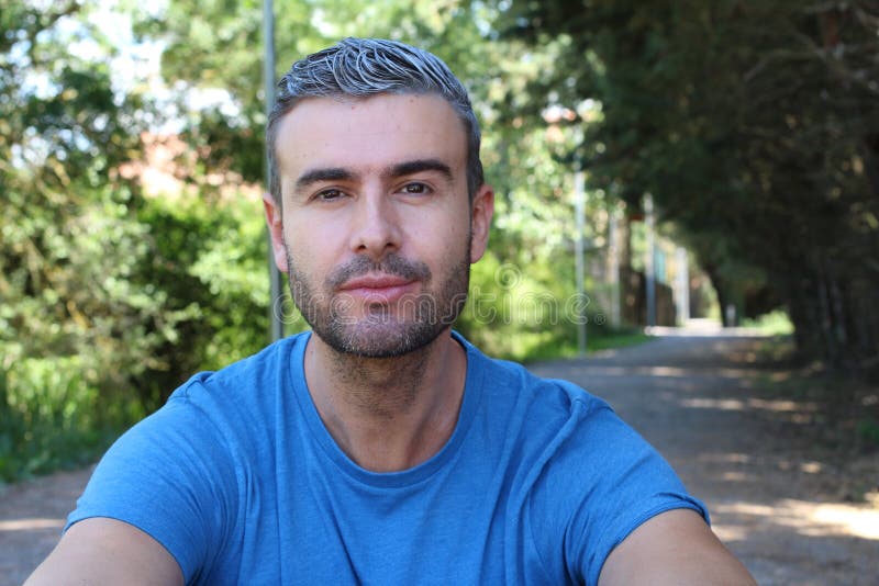 Hombre hermoso con el pelo gris al aire libre imagenes de archivo Hombre hermoso con el pelo gris al aire libre imagenes de archivo