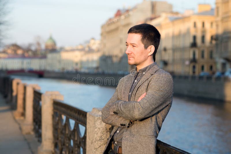Hombre hermoso en el traje de la moda al aire libre Fondo europeo de la calle imágenes de archivo libres de regalías Hombre hermoso en el traje de la moda al aire libre Fondo europeo de la calle imágenes de archivo libres de regalías