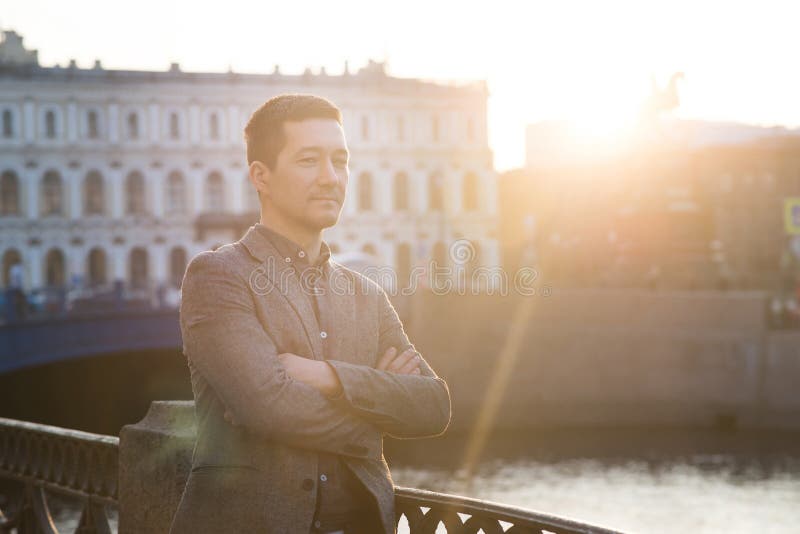 Hombre hermoso en el traje de la moda al aire libre Neblina de Sun fotografía de archivo Hombre hermoso en el traje de la moda al aire libre Neblina de Sun fotografía de archivo