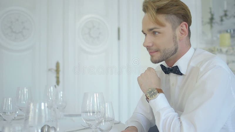 Hombre hermoso en interior de lujo del restaurante durante una fecha