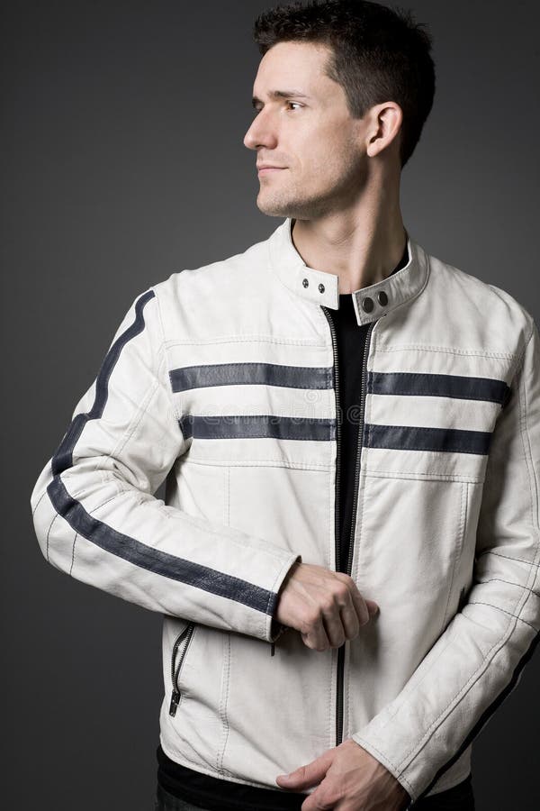 Alergia Corredor Campaña Hombre Hermoso En La Chaqueta De Cuero Blanca. Imagen de archivo - Imagen de modelo, hombre: 22014523 Alergia Corredor Campaña Hombre Hermoso En La Chaqueta De Cuero Blanca. Imagen de archivo - Imagen de modelo, hombre: 22014523