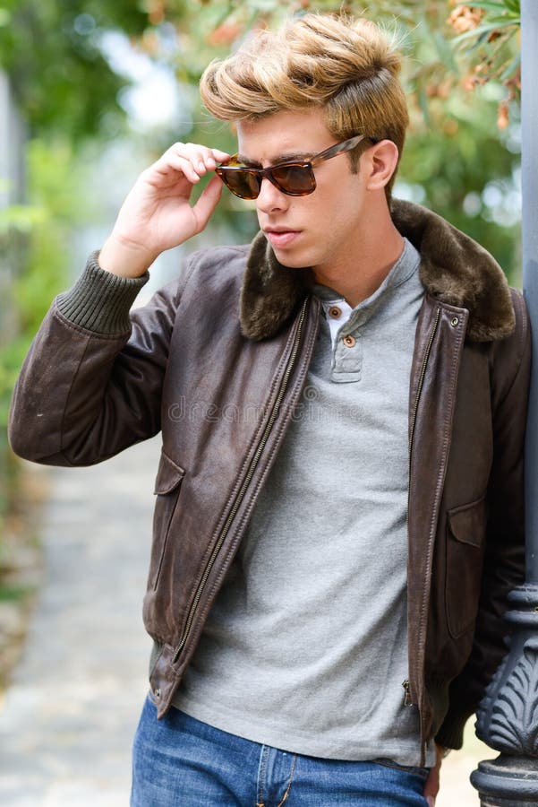 Hombre hermoso joven atractivo, modelo de la moda en backgro urbano imágenes de archivo libres de regalías Hombre hermoso joven atractivo, modelo de la moda en backgro urbano imágenes de archivo libres de regalías
