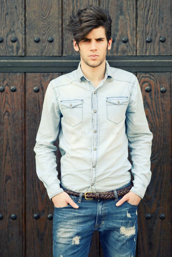 Hombre hermoso joven atractivo, modelo de la moda en fondo urbano fotos de archivo libres de regalías Hombre hermoso joven atractivo, modelo de la moda en fondo urbano fotos de archivo libres de regalías