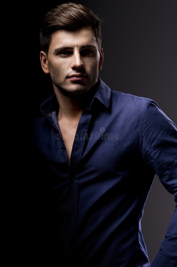 Hombre hermoso joven elegante. fotos de archivo