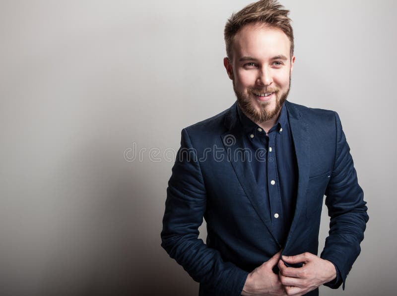 virtud Consulta entrenador Hombre Hermoso Joven Elegante En Traje Azul Marino Clásico Retrato De La  Moda Del Estudio Foto de archivo - Imagen de pelo, ropa: 72395880