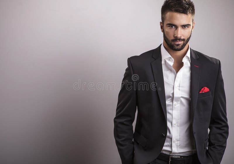 Hombre hermoso joven elegante. Retrato de la moda del estudio. fotos de archivo libres de regalías