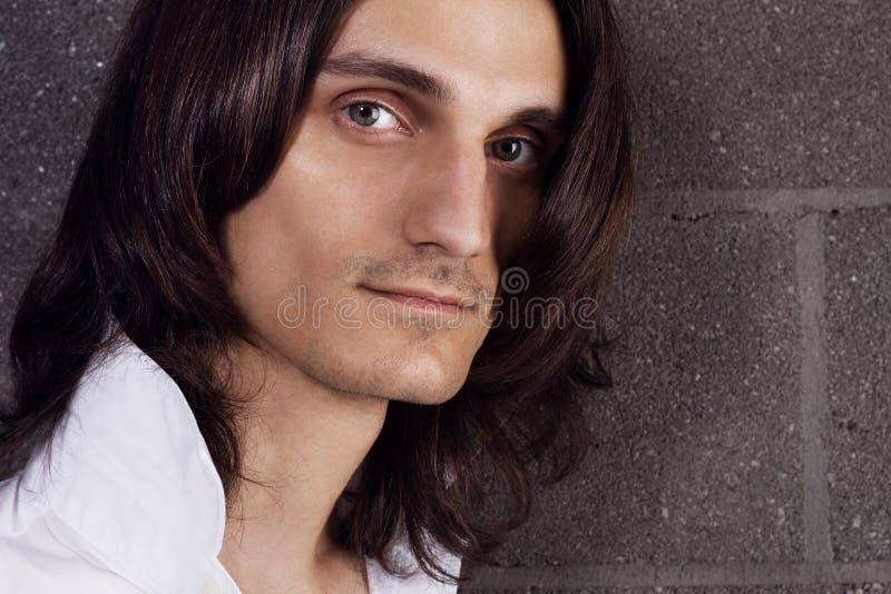 Hombre hermoso joven en la camisa blanca imagen de archivo libre de regalías