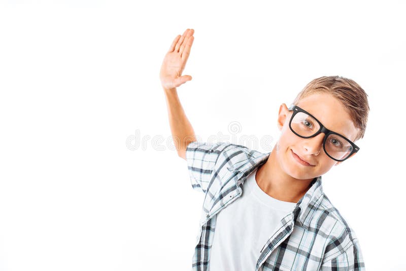 Hombre hermoso joven en los vidrios que balancean su mano para dar cinco, empollón en estudio en el fondo blanco fotos de archivo libres de regalías Hombre hermoso joven en los vidrios que balancean su mano para dar cinco, empollón en estudio en el fondo blanco fotos de archivo libres de regalías